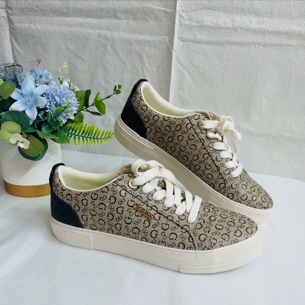 GUESS MAKELY-R  G Logo Monogram Women’s Size 9 sneakers
